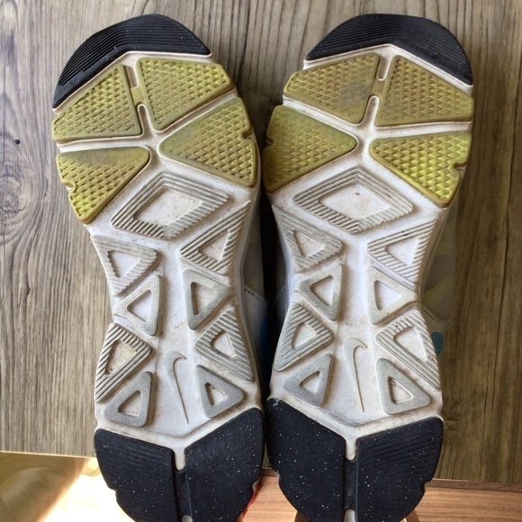 NIKE Athletic Running Shoes - Picture 12 of 12